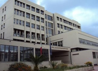 Bimbo di due anni trovato da solo nel cortile dell’asilo: i genitori vanno in Procura a Paola