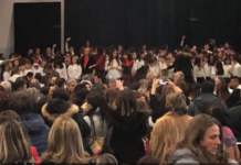 Caos e panico, a Rende coro di Natale annullato, genitori e bambini come acciughe in un barile