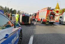 Rende (Cs) auto in fiamme dopo tamponamento, autista intrappolato, attimi di panico