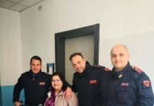 A bordo di un motorino rubato, scippano una borsa, fermati dalla Polizia