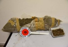 In uno scatolo rinvenuti 953 grammi di marjuana e documenti della Polizia di Stato