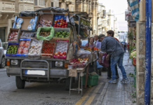 Tirreno, venditori abusivi e attività commerciali in ginocchio