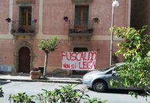 Fuscaldo non si “Lega” Striscione di protesta per l’arrivo di Marion Le Pen