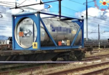 Ferrocisterna sui binari sversa acido solforico, intervengono vigili del fuoco