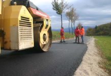 Operaio travolto da un rullo per la stesura del bitume, è grave