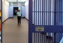 Accusati di aver favorito i Clan cosentini in carcere, alla sbarra due agenti