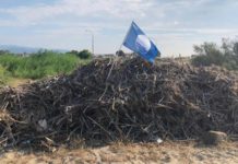 La bandiera blu sul cumulo di rifiuti, singolare protesta in Calabria