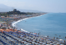 Tirreno cosentino, da Tortora a Praia, poche spiagge libere e tanta sporcizia