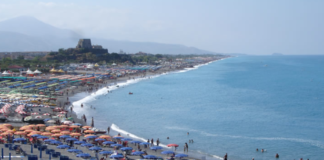Tensione sul Tirreno Cosentino: violenta lite e momenti di panico in uno stabilimento balneare