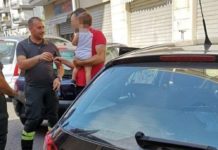 Bambino resta intrappolato in auto, attimi di terrore, salvato dai vigili del fuoco