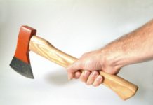 Tenta di aggredire la moglie con un’accetta in mano, momenti di terrore in CALABRIA