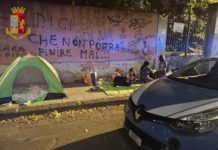 Cosenza, famiglia dorme per strada, la polizia paga una stanza d’albergo ai senzatetto