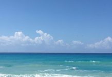 Paola, mare agitato bagnante in balia delle onde