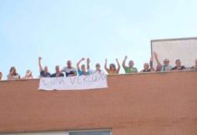 COSENZA. PRECARI SUL TETTO DELL’OSPEDALE CONTRO IL LICENZIAMENTO