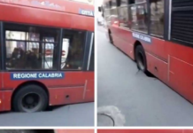 Cosenza, bus dell’Amaco sprofonda in una voragine a piazza Loreto