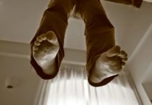 Annuncia su Facebook di farla finita e si impicca in casa, tragedia in Calabria