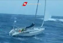 CROTONE BARCA AFFONDA: SALVATE 4 PERSONE