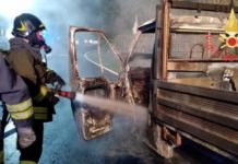 Furgone in fiamme mentre è in marcia. Salve per miracolo due persone