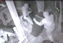 Sfondano la saracinesca di un bar e saccheggiano le Slot, ladri in azione a Cosenza