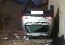 Notte di follia nel cosentino, auto rubata si ribalta sulla scalinata del Duomo