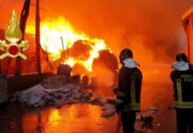 Esplode un locale in fiamme feriti 5 vigili del fuoco e 2 poliziotti, tragedia sfiorata in Calabria