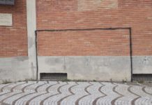 Acquappesa, oggi fiori in memoria delle vittime stradali, ma la piazza è vandalizzata