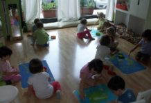 Asilo degli orrori, almeno 20 bambini maltrattati, piangevano con le mani sul volto