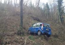 Auto in bilico sul burrone, tragedia sfiorata nel cosentino