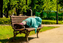 A 61 anni dorme su una panchina per guadagnare 310 euro al mese, la storia di Grazia