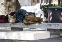 Senzatetto morto per il freddo e tra l’indifferenza, tragedia in Calabria