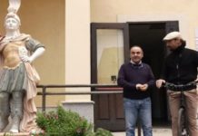 Codacons: Prefetto rimuova la statua donata da boss al comune