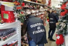 Blitz della Finanza nel cosentino, sequestrati migliaia di prodotti natalizi illegali