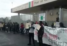 MIGRANTI BLOCCANO ACCESSO AL PORTO DI GIOIA TAURO