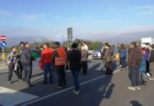 CITTADINI PROTESTANO SULLA SS106 “RIPRENDERE LAVORI LUNGO L’ARGINE DEL CRATI”