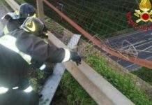 Tragedia sfiorata, lamiere si staccano da cavalcavia e sfiorano la carreggiata dell’A2