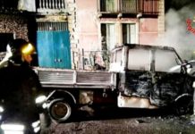 Mezzo dato alle fiamme nella notte