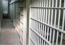 Carcere di Paola, detenuto tenta il suicidio poi aggredisce un poliziotto