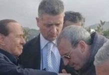 Calabria2020, il baciamano di un sindaco ‘La Calabria che si prosta’