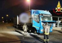 Automezzo in fiamme sull’autostrada