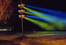 I Proiettori puntati sull’Isola di Dino continuano a diffondere luci colorate