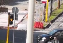 Incidente a Cosenza, auto si ribalta