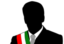 “Mi avete tolto il reddito di cittadinanza”. Schiaffi e pugni ad un sindaco della Prov. Di Cosenza