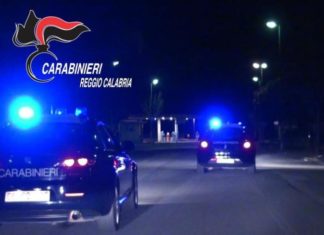 Spari e coltellate sul lungomare dopo uno sguardo di troppo: arrestati due minorenni per tentato omicidio