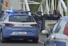 Tenta di lanciarsi nel vuoto, salvato dalla Polizia -Foto-