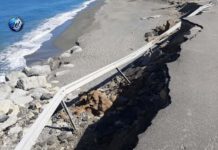 Cede muro lato spiaggia su ss18 a sud di Campora