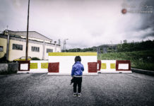 San Lucido, un bambino gioca tra le barriere di cemento, gli scatti diventano virali