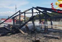 Stabilimento balneare in fiamme in Calabria