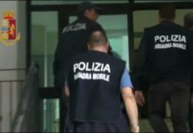 Aggredisce l’ex moglie armato di accetta, in manette L.A.