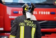 Capannone in fiamme nella notte