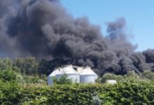 Grosso incendio nel depuratore, momenti di apprensione